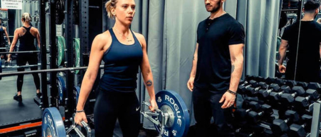 La tremenda rutina de ejercicios del entrenador de Scarlett Johansson