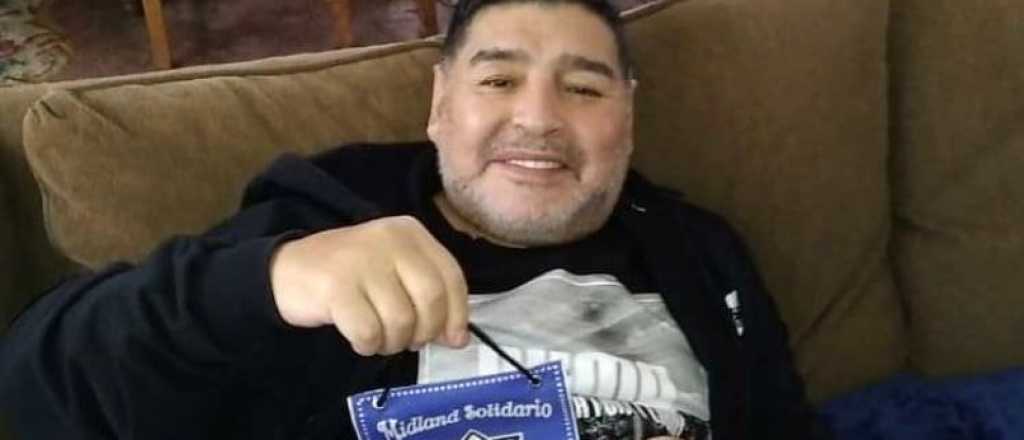 Maradona donó una silla de ruedas y pares de zapatillas al club Midland