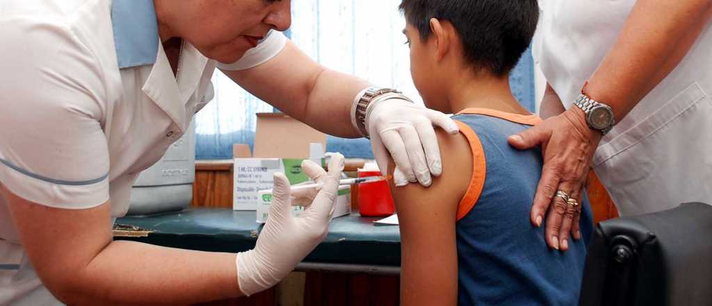 Piden vacunar a niños mendocinos al no recibir las dosis en las escuelas
