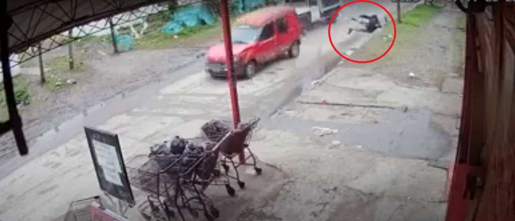 Video: huían de la policía y atropellaron salvajemente a un hombre