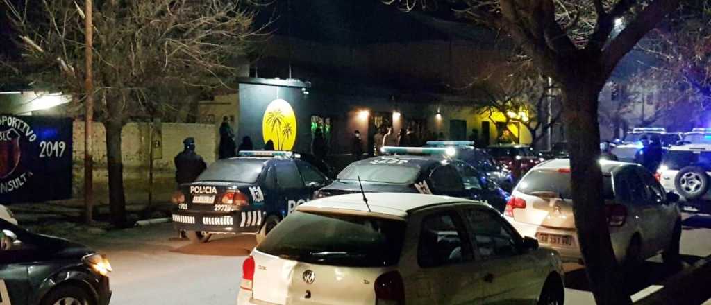 Esc&aacute;ndalo en La Consulta: peleas y cien personas en la apertura de un bar