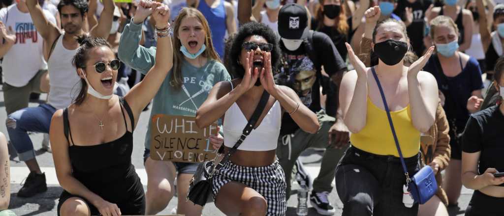 Derribaron la estatua de Colón en Estados Unidos y la tiraron al río