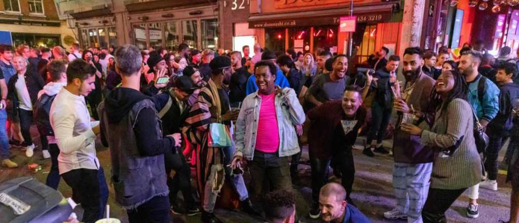 Policía del Reino Unido y los pubs: "Los borrachos no respetan la distancia"