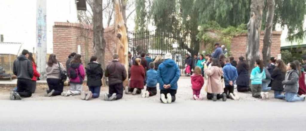 San Rafael: fieles se manifestaron rezando de rodillas frente a un seminario