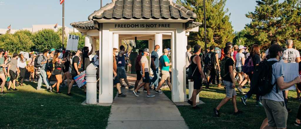 Video: policías matan a un joven latino en EE.UU. y reavivan críticas al gatillo fácil