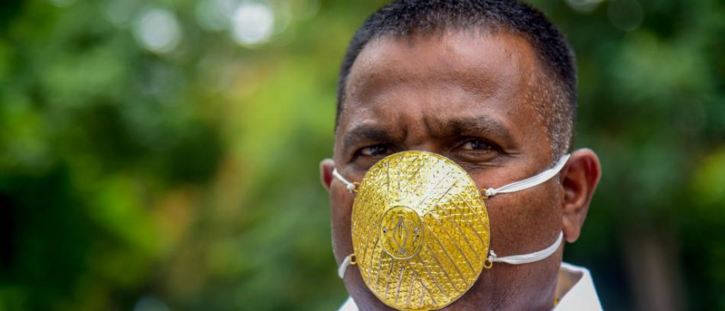Furor por el tapabocas de oro macizo de un empresario en la India