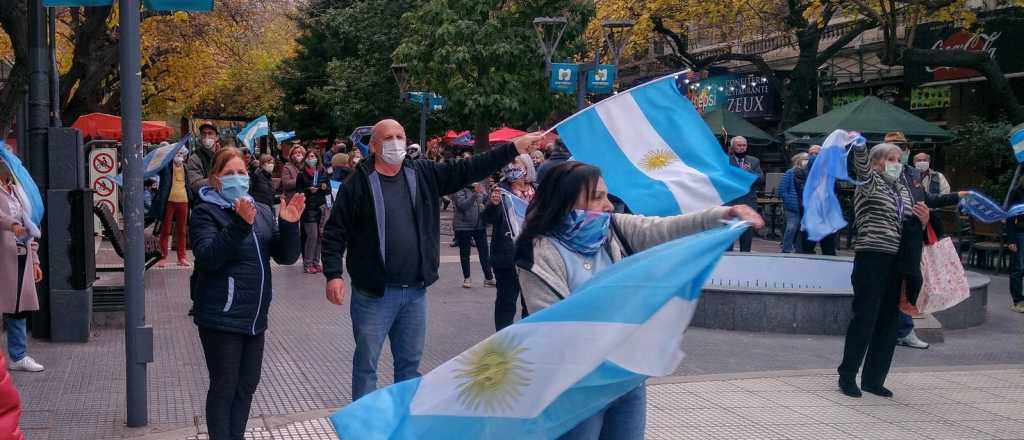 Banderazo en Mendoza y  en el país para reclamar por "la libertad"