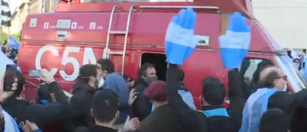 En el banderazo, C5N sufri&oacute; un duro ataque: "Se tienen que morir todos"