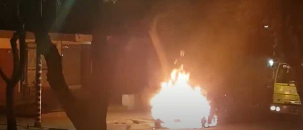 Video: quemaron un auto en el barrio Trapiche de Godoy Cruz