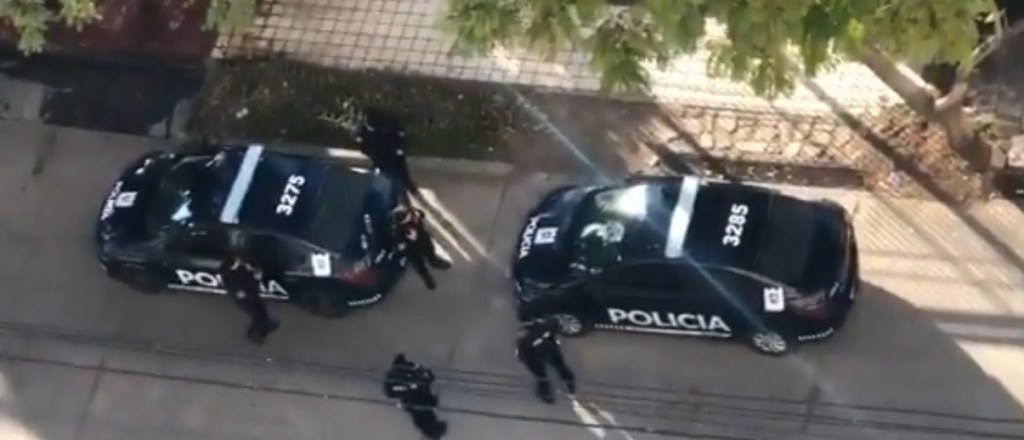 Filman a un grupo de policías sin barbijo y tomando mate en Mendoza