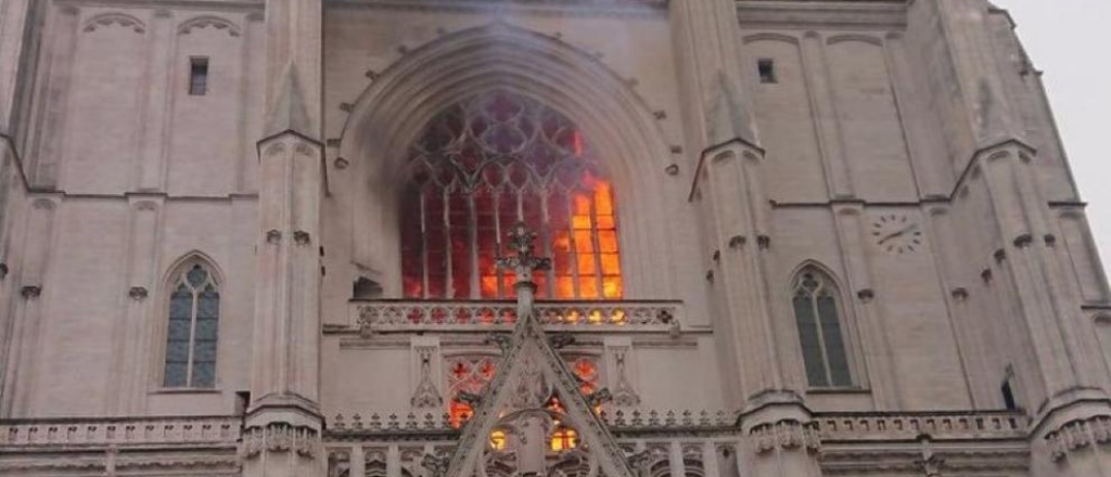 Decenas de bomberos tratan de extinguir un incendio en la catedral de Nantes