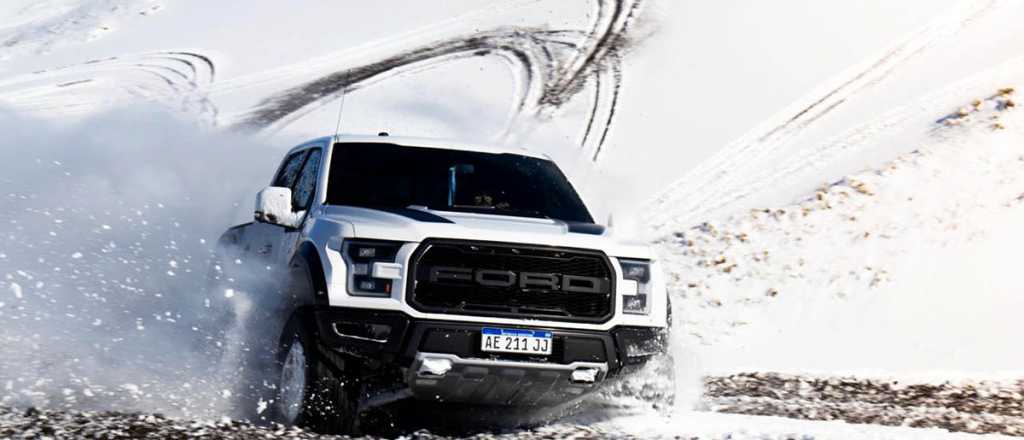 El piloto Dakar Lucio Alvarez y la Ford F-150 Raptor desaf&iacute;an la nieve en El Nihuil