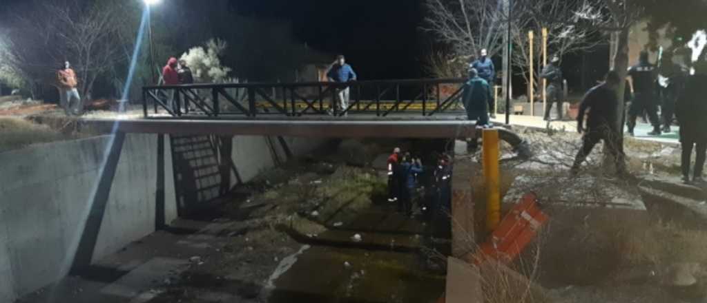 Un hombre cay&oacute; a un canal, fue rescatado y qued&oacute; internado en San Carlos