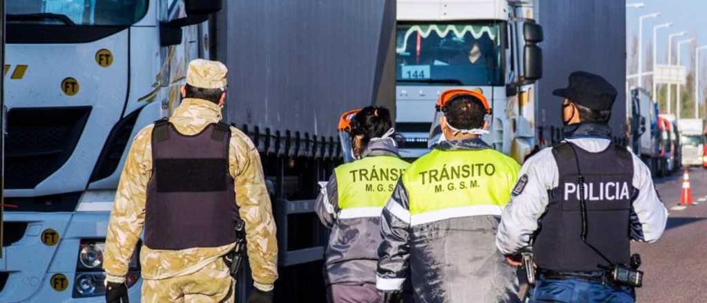 Un camionero "descontrolado" choc&oacute; a varios camiones en la Ruta 7