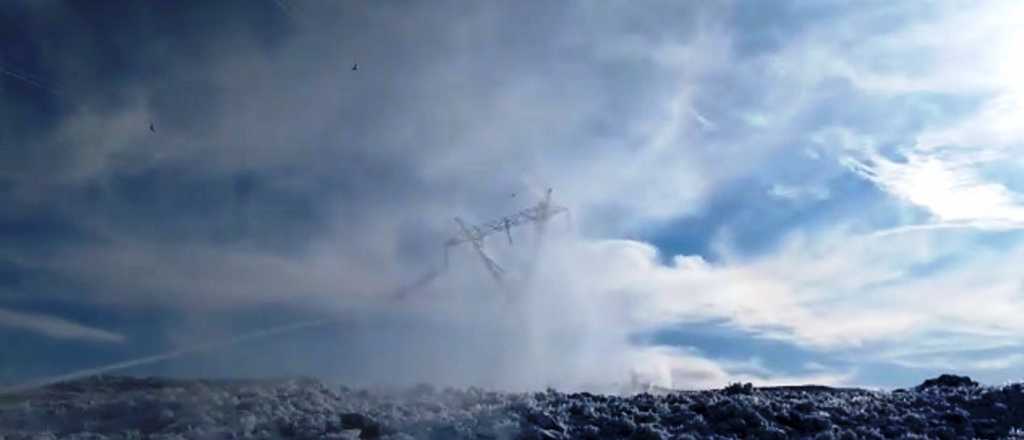 Video: así el hielo y el viento voltean una torre de alta tensión en la Patagonia