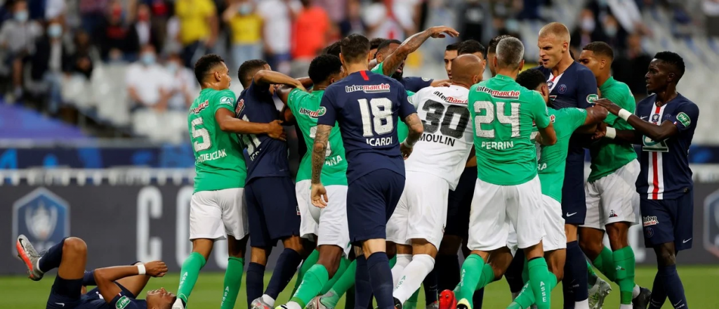 Video: una patada salvaje a Mbapp&eacute; desat&oacute; una batalla campal en Francia