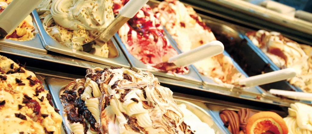 Una empleada fue filmada comiendo helado de los potes que se venden