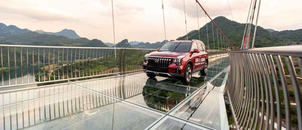 China inaugur&oacute; el puente de vidrio m&aacute;s largo del mundo