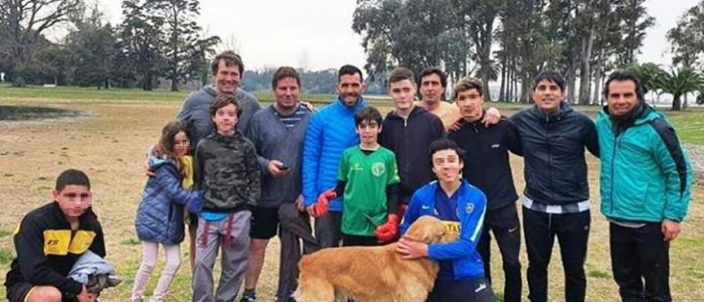 Polémica por una foto de Tevez sin barbijo junto a muchas personas