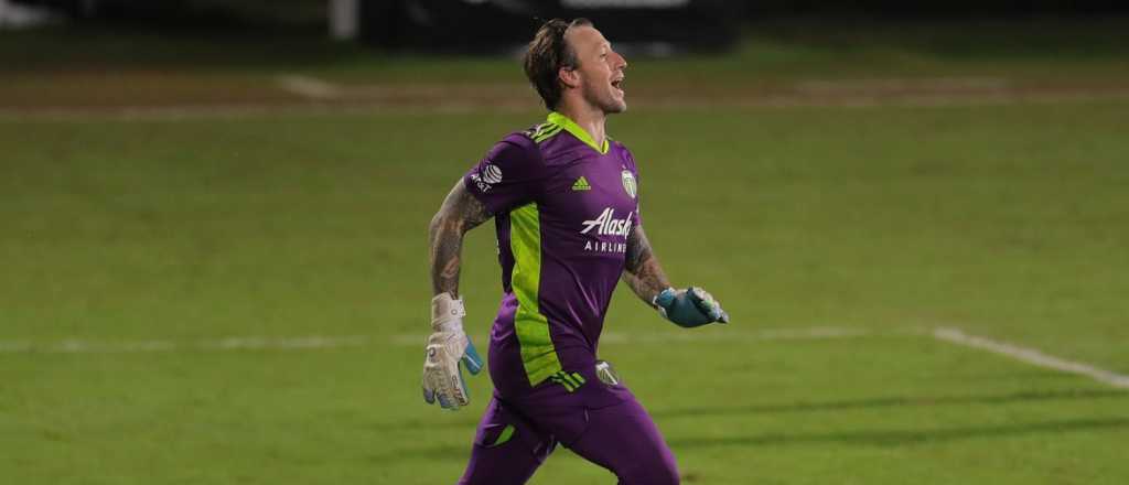 Video: el incre&iacute;ble blooper de un arquero en la MLS