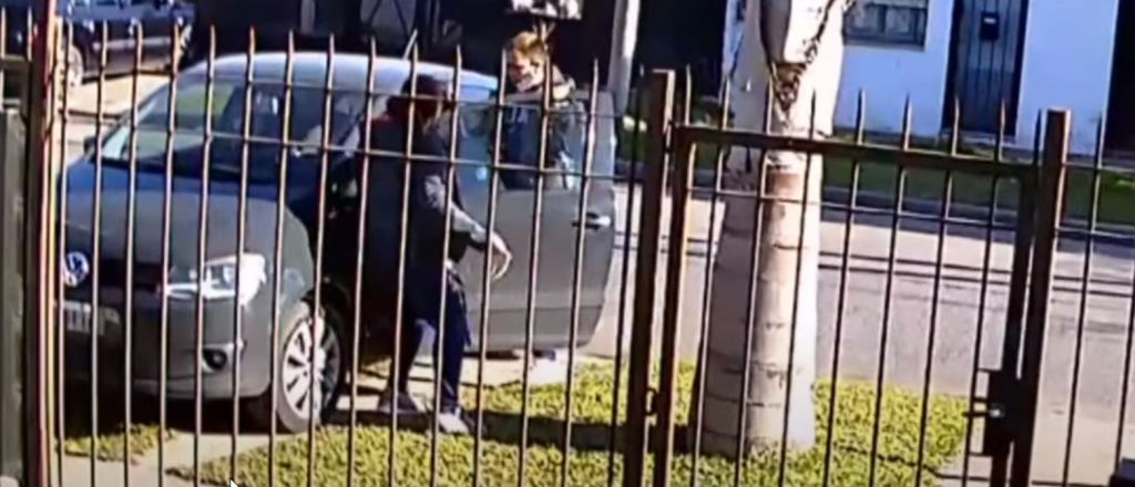 Video: le robaron el auto con su hijo adentro en Lomas de Zamora