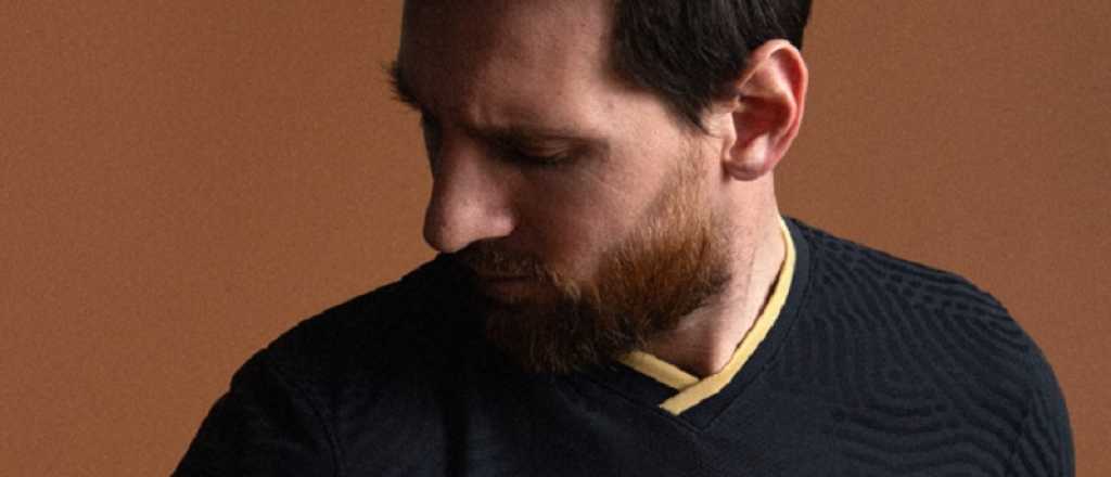 Messi pos&oacute; con la nueva camiseta negra y dorada del Barcelona