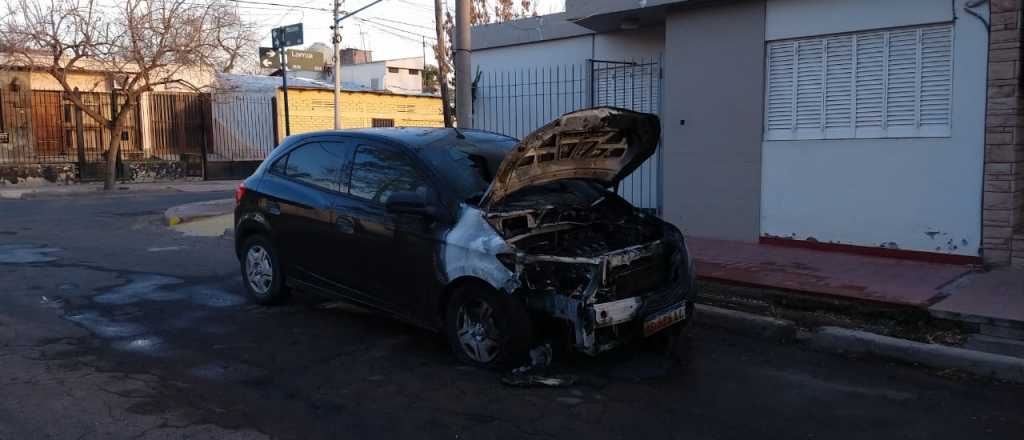 Al menos 14 autos quemados en Godoy Cruz esta mañana