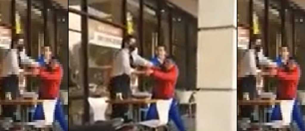 Video: mozo echó a las piñas a un vendedor ambulante que se sentó a comer