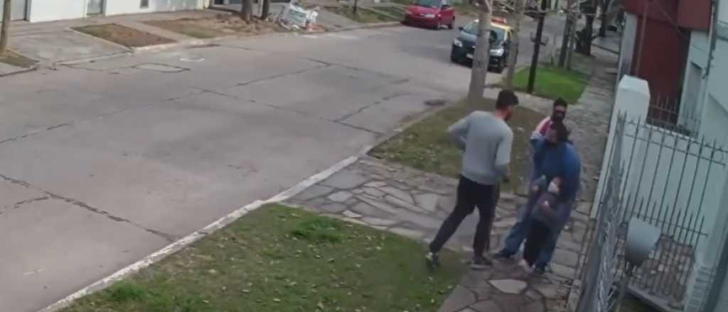 Video: caminaba con su hija de 4 años y fue acorralado por dos ladrones