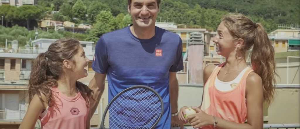 Federer sorprendió a dos niñas italianas y jugó con ellas en una terraza