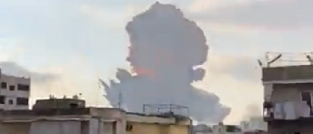 Impactante explosi&oacute;n en el puerto de Beirut gener&oacute; una enorme nube negra