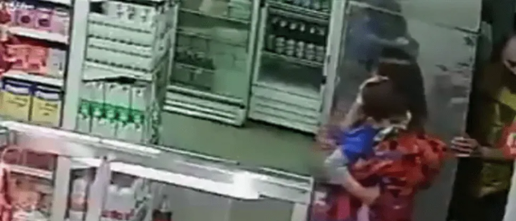 Video: le apuntaron con un arma a una mamá con su bebé en un asalto