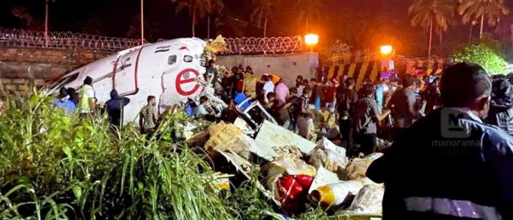 Un avión se estrelló en India y hay al menos 16 muertos