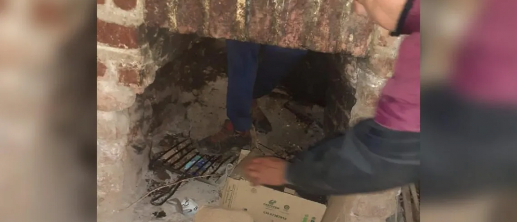 Video: entró a robar, se atascó en la chimenea y lo salvó la víctima