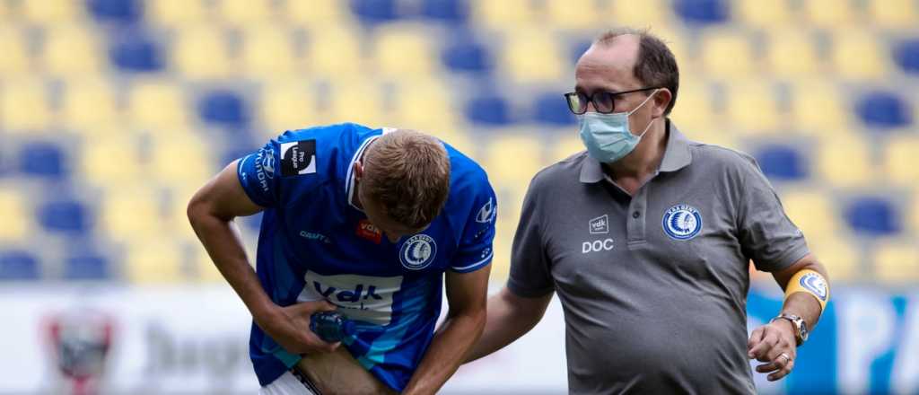 Video: futbolista chocó con su aquero y sufrió una lesión en su pene