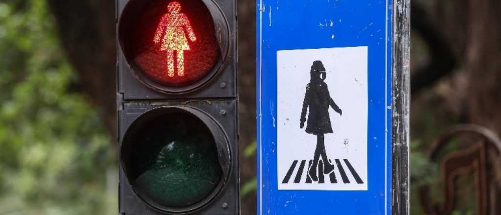 Bombay colocó siluetas femeninas en las señales de tránsito