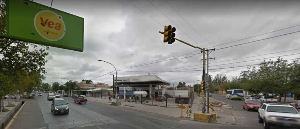 Detuvo su auto para colocarle agua y le robaron en Guaymallén