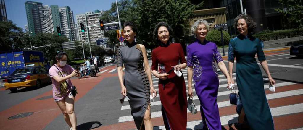 ¡Fuera barbijos!, abuelas modelo invitan a celebrar la libertad en Pekín