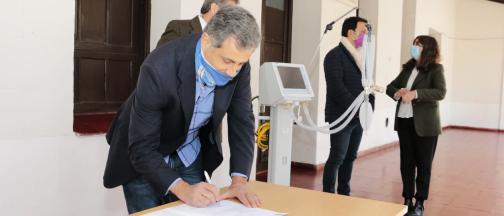 El Tomba don&oacute; un respirador mec&aacute;nico al Hospital Lencinas