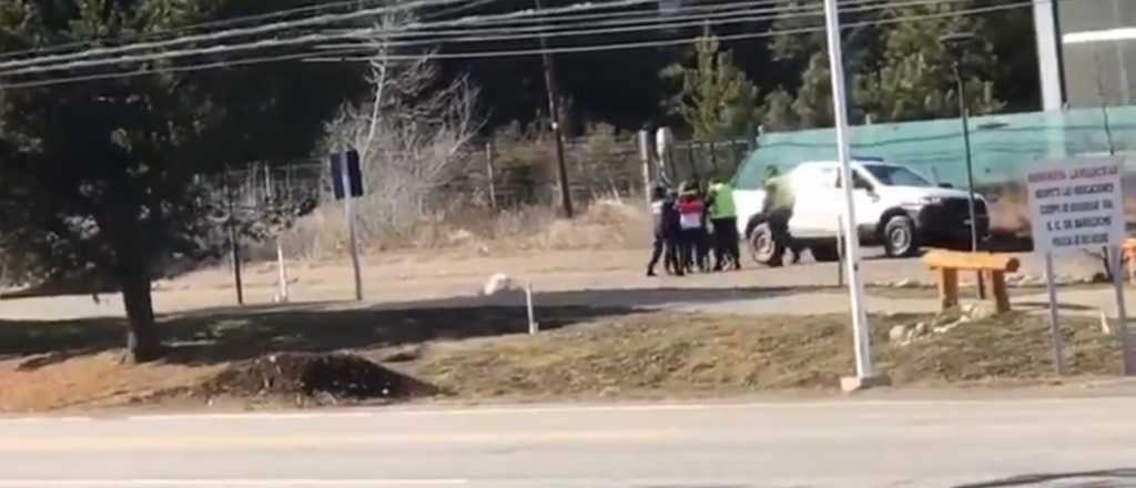 Video: polémica detención de una joven entre 5 policías por pasear al perro