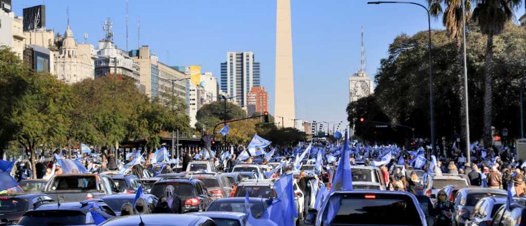 #17A: multitudinario "Banderazo Patri&oacute;tico" en el Obelisco
