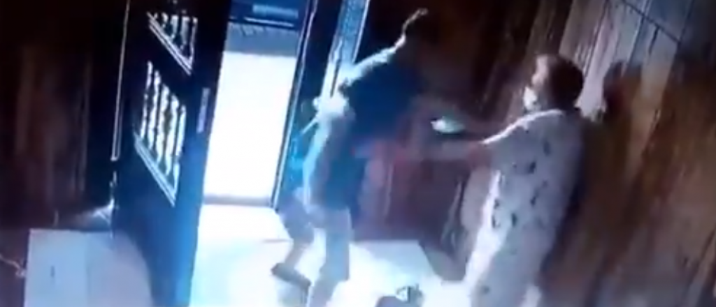 Indignaci&oacute;n por el video de un ladr&oacute;n golpeando a una ancianita