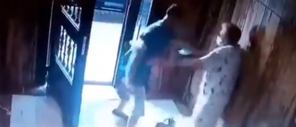 Indignación por el video de un ladrón golpeando a una ancianita
