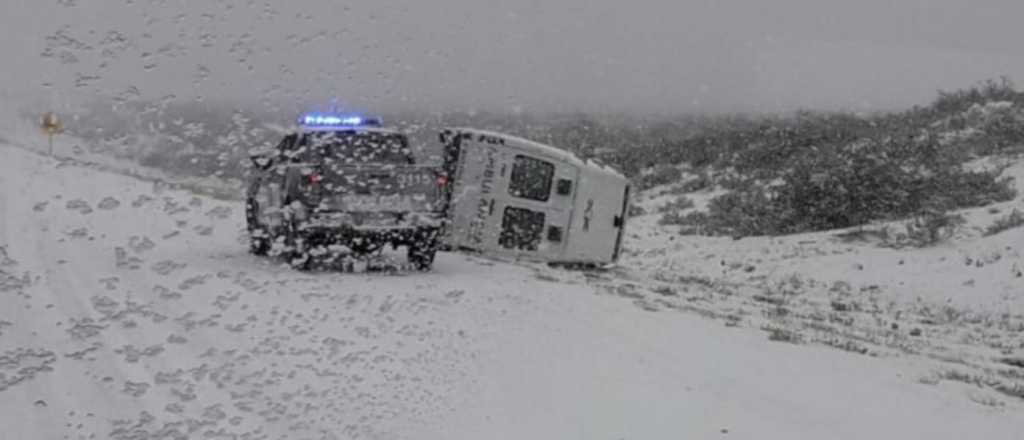 Una ambulancia y un auto volcaron en la Cuesta de los Terneros por la nieve