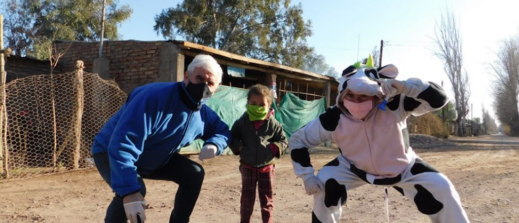 Un senador mendocino se disfrazó de vaca para llevar golosinas a los niños