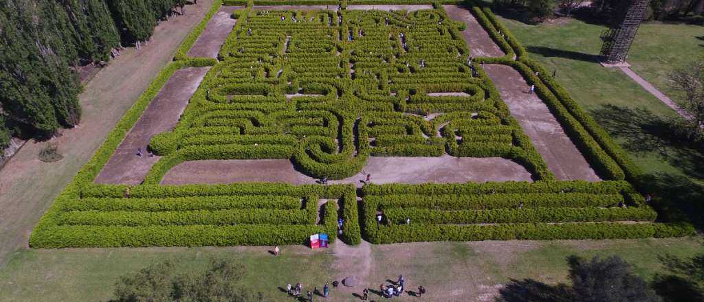 El Laberinto de Borges tiene iluminaci&oacute;n y ahora se puede visitar de noche