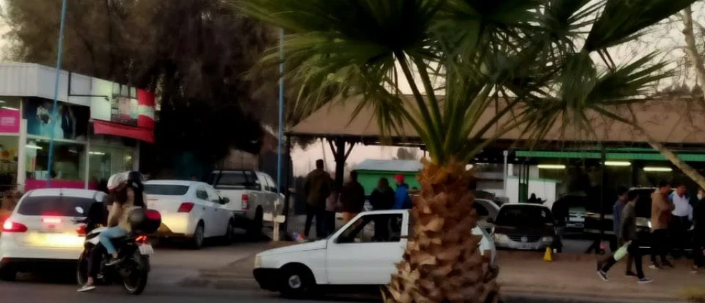 Operativo policial en San Rafael por 20 personas que se juntaron a lavar autos