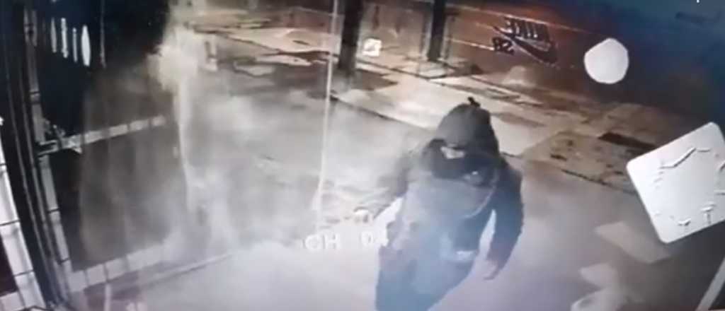 Videos: un ladrón destrozó una vidriera de un local de deportes de Luján