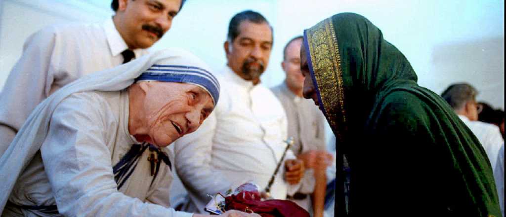 A 110 años del nacimiento de la Madre Teresa, la santa de los pobres