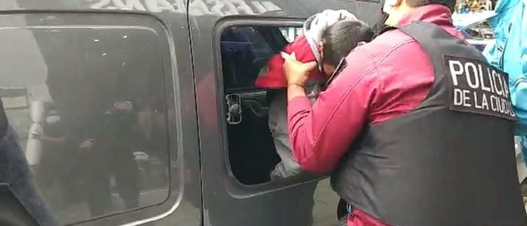 Video: dramático rescate de un niño que dejaron encerrado en una camioneta